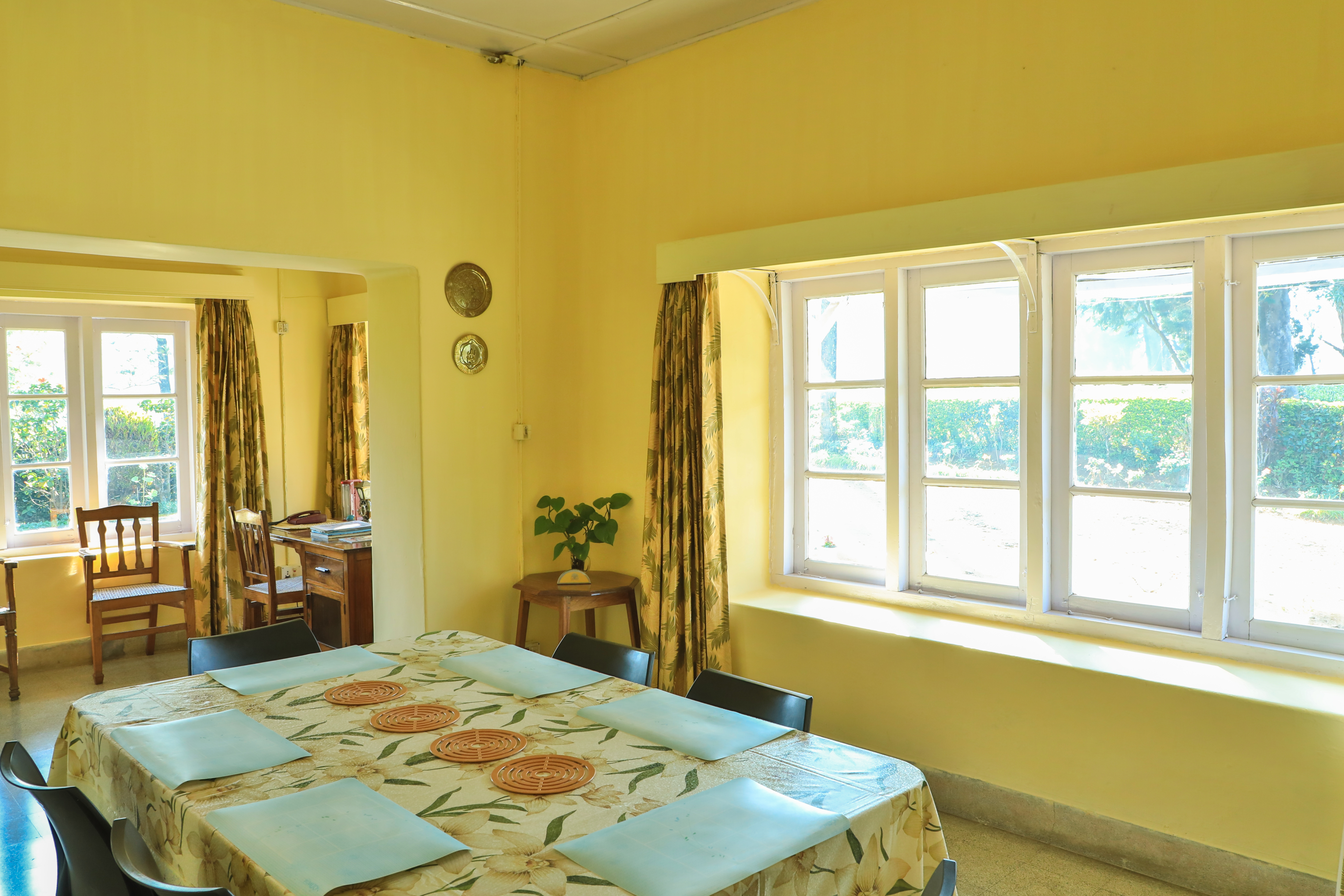 Tennis Court Bungalow Dining Area